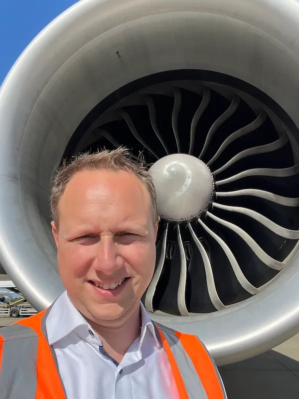 Jaap Juursema voor een straalmotor van een KLM Dreamliner op Schiphol